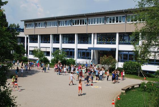 Grundschule Neukeferloh benötigt, ab 14. September, Unterstützung zum Beispiel bei der Pausenaufsicht. Foto: K. Dreher