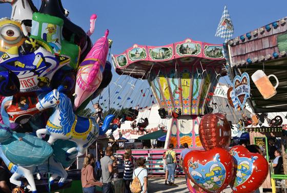 Volksfestfreunde können sich auf einen Vergnügungspark mit zahlreichen Attraktionen wie Autoscooter, Kinderkarussells und Süßwarenstandl freuen. Foto: VA