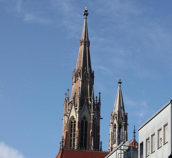 Über die Dächer der Tegernseer Landstraße wacht der Turm der Heilig-Kreuz-Kirche. Foto: nosch/Archiv