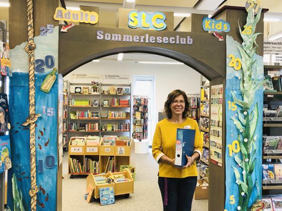 Bibliotheksmitarbeiterin Ute Kapuschinki freut sich noch über viele Mitleser beim SommerLeseClub 2021 in Grünwald. Foto: hw