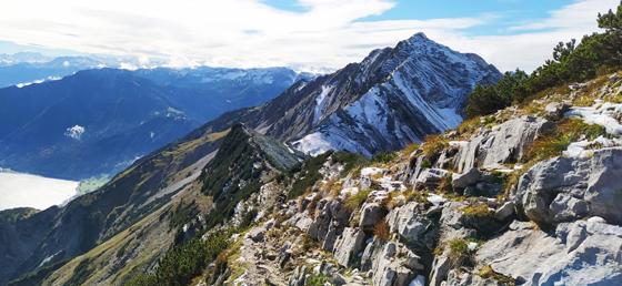 Der Kammweg zwischen den Gipfelzwillingen lässt sich von geschulten Bergwanderern problemlos meistern. Foto: Stefan Dohl