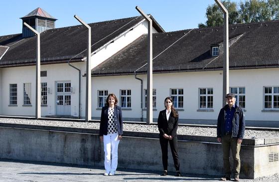 Dr. Gabriele Hammermann, Tu&#287;yan Bari&#351; sowie Dr. Christoph Thonfeld beim gemeinsamen Termin in der Gedenkstätte (v. li.). Foto: KZ-Gedenkstätte Dachau
