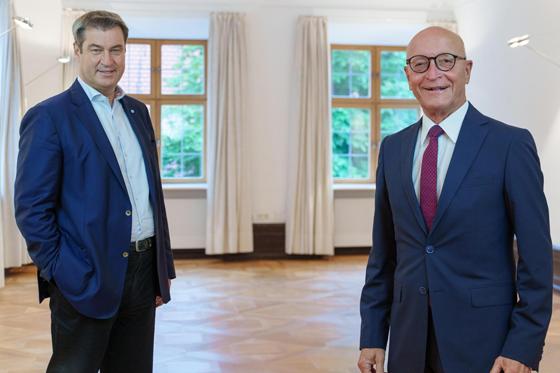 Bernhard Loos, MdB mit Ministerpräsident Markus Söder beim Austausch. Foto: Bernhard Loos