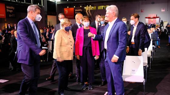 Viel Prominenz bei der Eröffnung der IAA Mobility, die Bundeskanzlerin Angela Merkel (Zweite von links) vornahm. Auch Ministerpräsident Markus Söder (links) und Oberbürgermeister Dieter Reiter waren zugegen. Foto: Robert Bösl