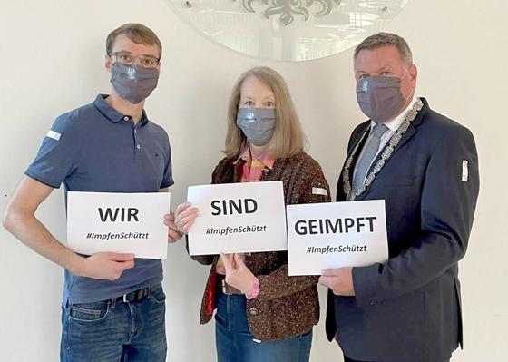 Die Zornedinger Bürgermeister Moritz Dietz, Bianka Poschenrieder und Piet Mayr (von links) bitten am Montag zur Corona-Impfung. Foto: Rathaus