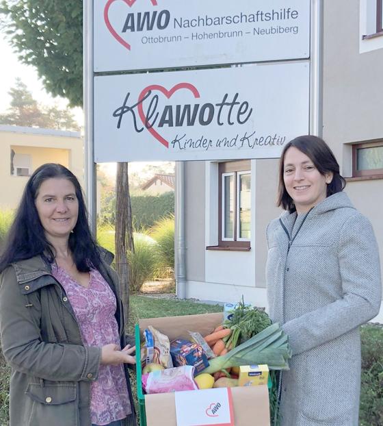 Die Leiterin der AWO-Nachbarschaftshilfe, Veronika Meßner (r.) und AWO-Mitarbeiterin Elke Schiller (l.) hoffen auf viele Spenden, damit die Lebensmittelaktion weiter laufen kann. Foto: hw