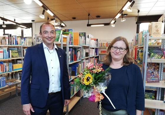 Einen Blumengruß zu Beginn: Erster Bürgermeister Markus Böck wünschte der neuen Büchereileiterin Miriam Winter viel Freude bei der neuen Aufgabe.  Foto: Gemeinde