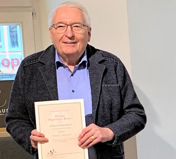 Hermann Kraus mit der Urkunde zum Forscherpreis, die er im Dezember 2020 erhalten hat. Foto: Heike Kronseder