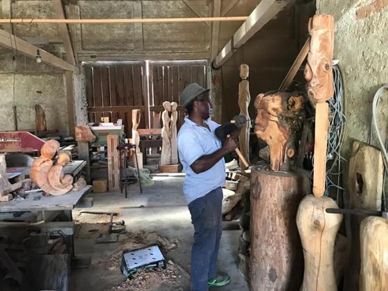 Aufgewachsen ist Ifeanyi Okolo im Südosten Nigerias. Am liebsten arbeitet er mit Holz. Foto: VA
