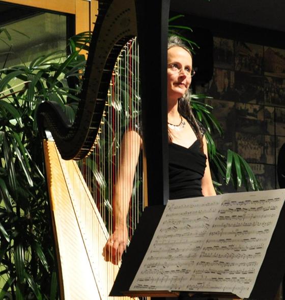 Barbara Pöschl-Edrich an der Harfe. Foto: VA
