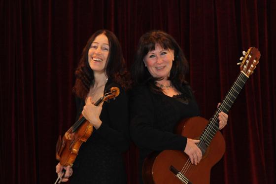 Sunny Howard und Ingrid Westermaier begeistern ihre Zuhörer mit Geige und Gitarre. Foto: VA