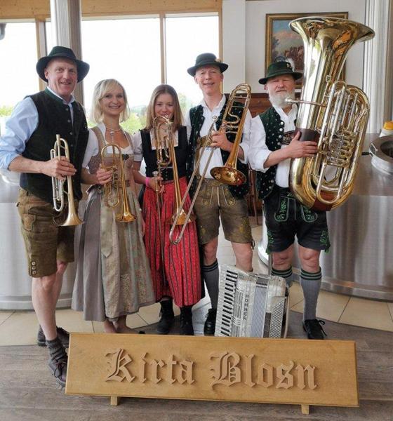5 Musiker aus Neubiberg, München und Freising spielen als Tanzlmusi und kleine Blaskapelle bodenständige alpenländische Volksmusik, Blasmusik und Volkstänze. Foto: KirtaBlosn