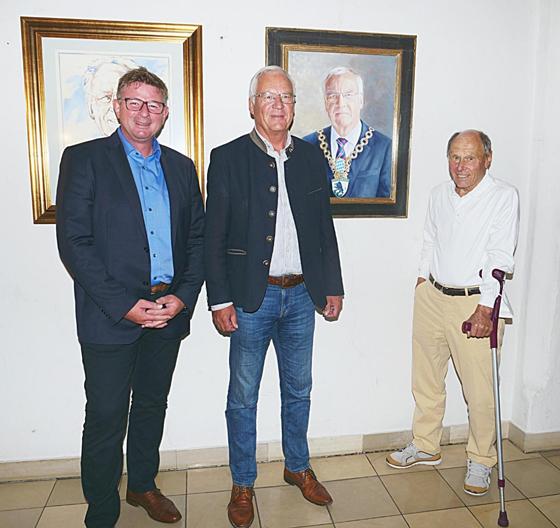 Uli Proske, Walter Brilmayer und Maler Erwin Weichselsdorfer (von links) vor dem neuen Gemälde. Foto: Stadt Ebersberg