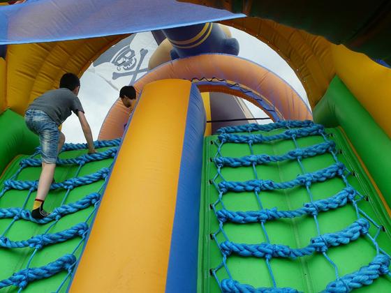 Am Sonntag können Kinder ausgelassen auf der Hüpfburg im Luitpoldpark spielen. Foto:  HardyS/CC0