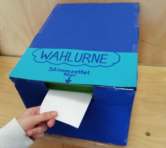 U18-Wahl_Wahlurne: Die Wahlurne ist zwar selbstgemacht, sonst läuft bei der U18-Nundestagswahl aber alles so ab wie bei der "großen" Bundestagswahl. Foto: KJR