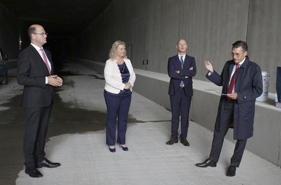 Fachinformation: Albert Füracker, Kerstin Schreyer, Jost Lammers, und Jens Arndt (v.l.) bei der Fertigstellung des neuen Tunnels für die S-Bahn. Foto: kw