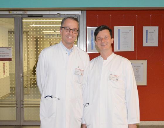 Prof. Dr. Jörg Theisen (li.) und Dr. Lorenz Bott-Flügel wurden zum Ärztlichen Direktor und zum Stellvertretenden Ärztlichen Direktor ernannt. Foto: KLE