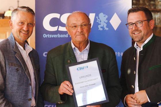 60 Jahre in der CSU Pliening: Ehrenmitglied Hans-Otto Dressel (Mitte) mit dem Kreisvorsitzenden Thomas Huber und dem Ortsvorsitzenden René Buchmann. Foto: Partei