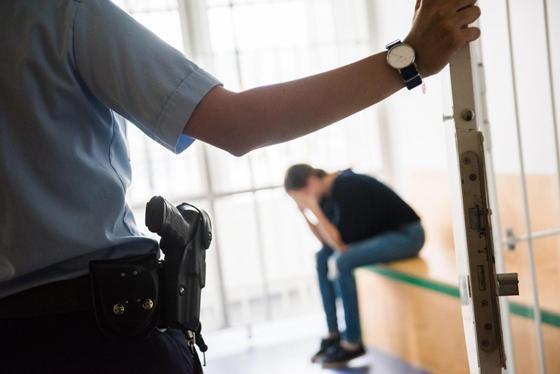 Bundespolizisten am Münchner Airport nehmen immer wieder gesuchte Reisende fest und führen diese der Strafverfolgung zu. Manche können durch Zahlung der geforderten Geldstrafe ihre Reise fortsetzen, andere müssen ins Gefängnis weiterreisen. F: Bundespoliz