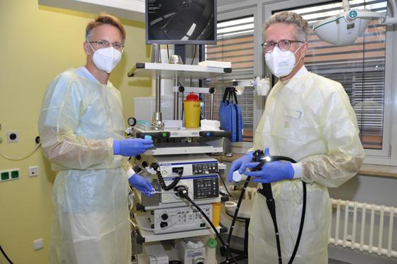 Von links: Dr. Daniel Plecity und Prof. Dr. Thomas Bernatik bereiten das Koloskop für eine Darmspiegelung bei einem Patienten vor. Foto: kk/sf