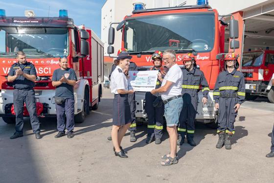 Bei einer feierlichen Übergabe vor dem Feuerwehrhaus in Trogir konnte der Vorsitzende des Partnerschaftsvereins, Michael Baier, den Spendenscheck an Katarina Katic übergeben. Foto: Verein