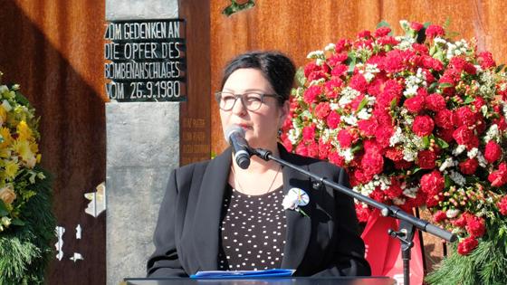 Astrid Passin vom Verein der Betroffenen des Breitscheidplatzattentats hielt die Ansprache anlässlich der Gedenkfeier. Foto: Robert Bösl