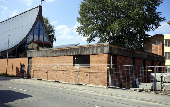 Das evangelische Gemeindehaus in Klettham erfindet sich in diesen Wochen neu. Hinter den Mauern tut sich was. Foto: kw