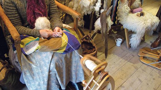  Traditionelle Wollverarbeitung. Foto: Markus Wasmeier