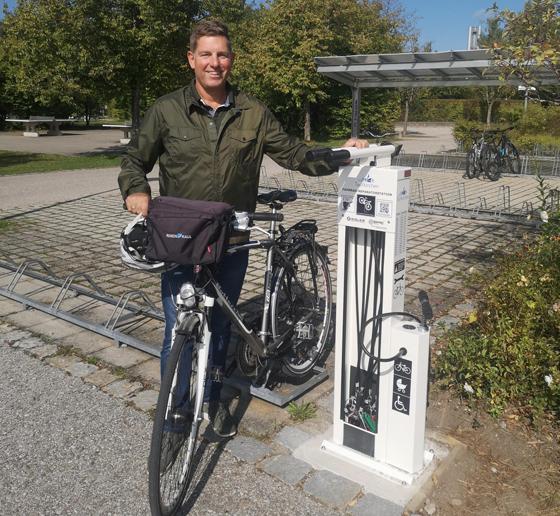 Bürgermeister Ullrich Sander testet die neue Servicestation für Radfahrer. Foto: Gemeinde Taufkirchen