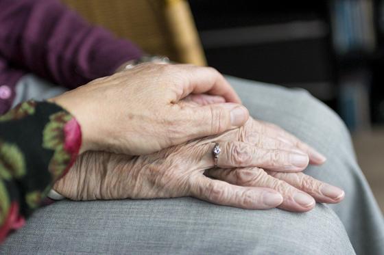 Viele Ältere benötigen helfende Hände im Haushalt. Foto: Sabine van Erp