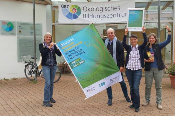 Das MUZ-Team im ÖBZ freut sich über die Auszeichnung (von links nach rechts): Frauke Feuss, Marc Haug, Margot Muscinelli und Elisabeth Öschay. Foto: Münchner Umwelt-Zentrum