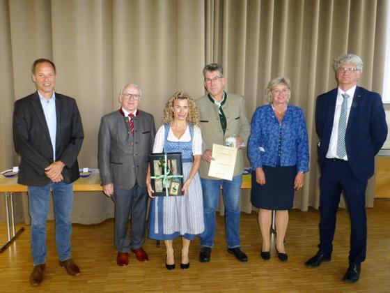 Stockmayr Martin jun. wurde als Gesamtbraugerstensieger 2021 ausgezeichnet. Die Stellvertretende Ebersberger Landrätin Magdalena Föstl (2.v.re) gratulierte dem stolzen Ehepaar Martin und Franziska Stockmayr jun. zu ihrem Erfolg und überreichte ihnen eine