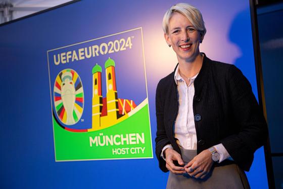 Vorfreude auf die Fußball-EM 2024: Die Frauenkirche ziert das Logo der Host City München, das Bürgermeisterin Katrin Habenschaden vorstellte. Foto: Referat für Bildung und Sport/Lukas Barth