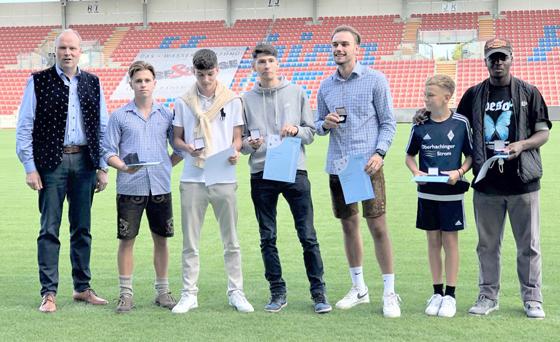 Die U19-Futsal-Mannschaft aus Deisenhofen durfte sich über den Deutschen Meistertitel 2019 freuen. Lob gab es dafür von Landrat Christoph Göbel (l.). F.: hw