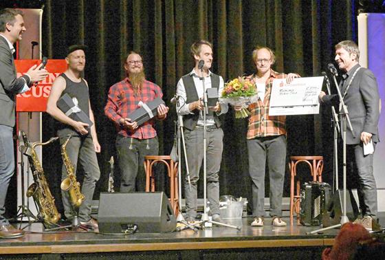 Die Musiker von Gankino Circus freuten sich über den Unterföhringer Kulturpreis, den Bürgermeister Andreas Kemmelmeyer (rechts) überreichte. Foto: Ursula Baumgart