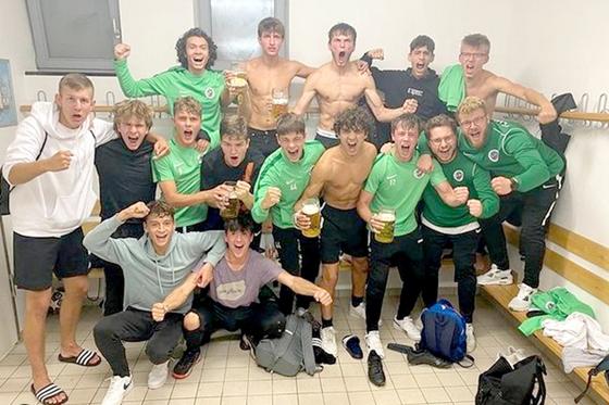 Viel Grund zu Feiern hatten die A-Junioren des FC Fasanerie-Nord. Foto: Markus Voag