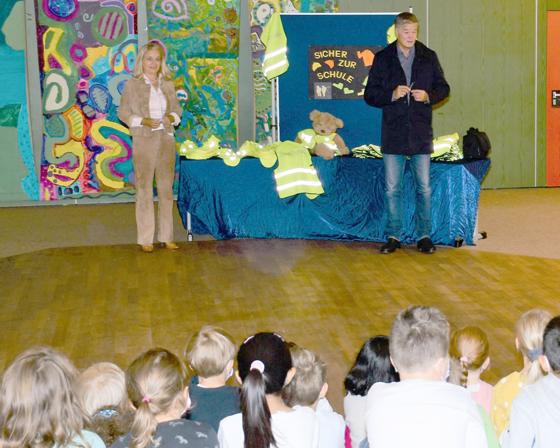 Bürgermeister Dr. Gruchmann verteilte die Westen an den Garchinger Grundschulen. Foto: Stadt Garching