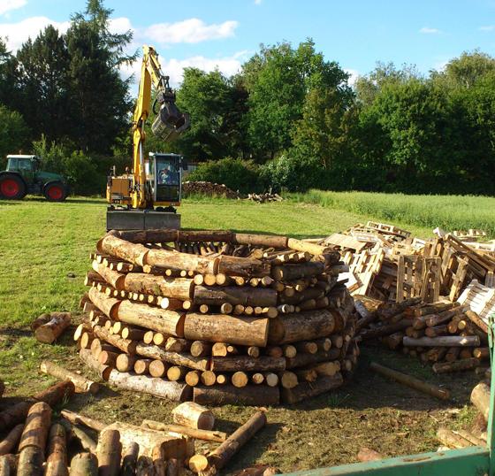 Die Birker Burschen sind schon fleißig beim Aufbauen des Holzstoßes für das Herbstfeuer. Foto: VA