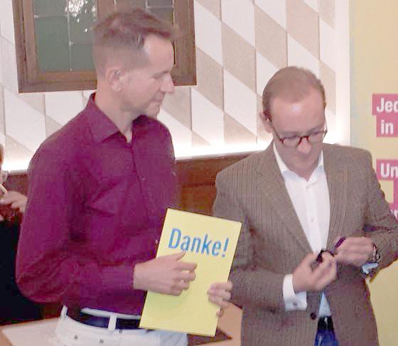Claus Wunderlich (links) erhält von Benedikt Bente Urkunde und Medaille für 25 Jahre FDP-Mitgliedschaft. Foto: Privat