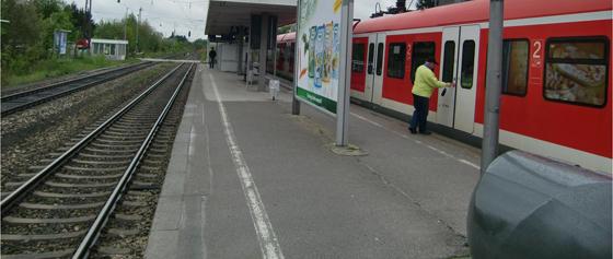Seit Unzeiten warten mobilitätseingeschränkte Personen in Riem darauf, endlich den S-Bahn-Halt benutzen zu können. Foto: Archiv