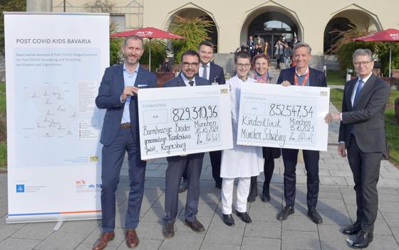 Bayerns Gesundheitsminister Klaus Holetschek (Zweiter von links) hat vor kurzem die ersten Förderbescheide der Förderinitiative „Versorgungsforschung zum Post-COVID-Syndrom" überreicht. F: München Klinik