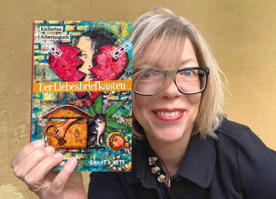 Die Autorin Katharina Schweissguth, von Beruf Grafikerin, betreibt seit acht Jahren in Giesing den deutschlandweit ersten Poesiebriefkasten. Foto: Privat