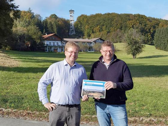Klimaschutz- und Energiemanager Christian Siebel übergab den Energiebericht der Stadt Ebersberg an Bürgermeister Uli Proske (v. li.).  Foto: Stadt Ebersberg