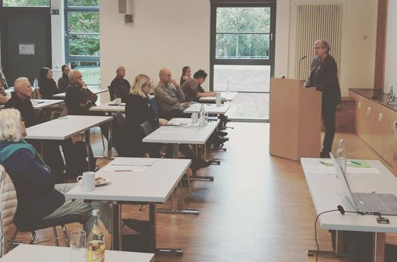 Rund 40 Personen nahmen an dem Treffen in der Ismaninger Hainhalle teil. Foto: Landratsamt München