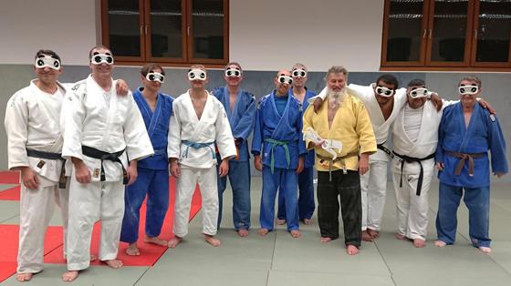 Um das Thema Para-Judo begreifbar zu machen, konnten die Teilnehmer beim Training verschiedene Einschränkungsbrillen testen. Foto: Jasmin Sentürk