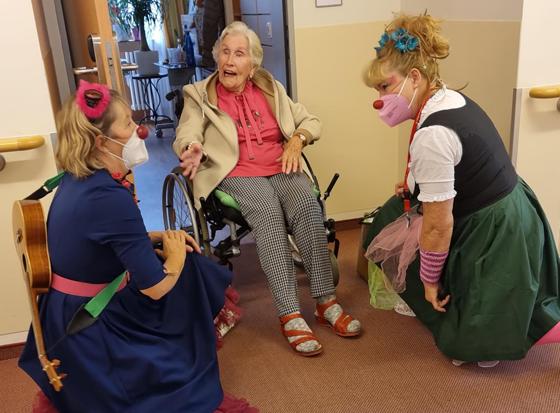 Ein wenig Freude im Alltag wollen die KlinikClowns den Bewohnern des Seniorenzentrums Unterföhring schenken. Einmal im Monat kommen sie vorbei. Foto: Dorothea Homann