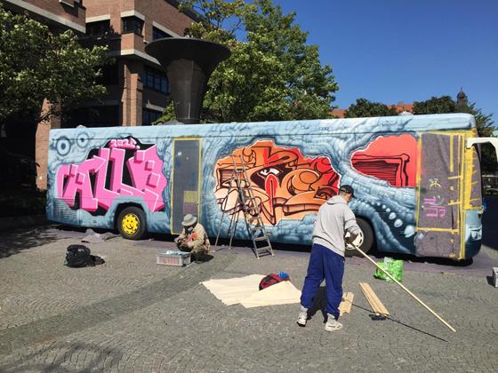 Die jungen Künstler bei der Umgestaltung des Bücherbusses der Münchner Stadtbibliothek zu einem rollenden Graffiti-Kunstwerk. F.: oh