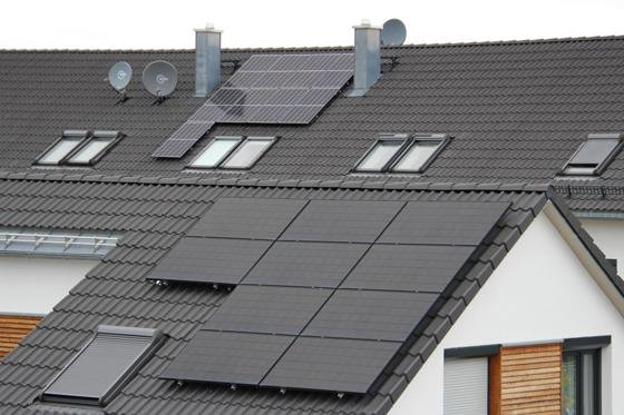 Photovoltaiknalgen, die an etlichen Privathäusern schon gang und gebe ist, sollen in gebündelter Form bald auch in Brunnthal realisiert werden. Foto: Simone Bauer