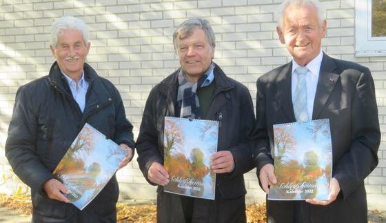 Peter Benthues (rechts), Herbert Schreier (links) und Stefan Bottler (Mitte) stellten den neuen Kalender vor. Foto: Picasa