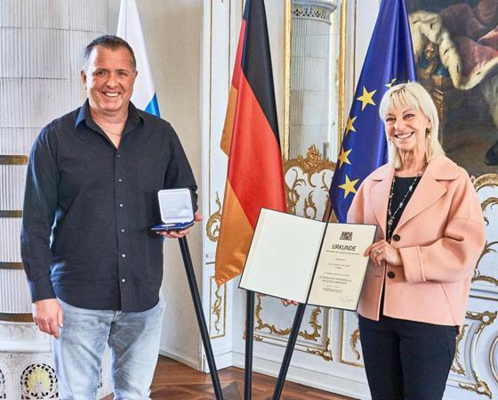 Staatsministerin Carolina Trautner überreichte die Bayerische Staatsmedaille für soziale Verdienste an Andreas Groß-Hart von der Streetbunnycrew. Foto: Privat